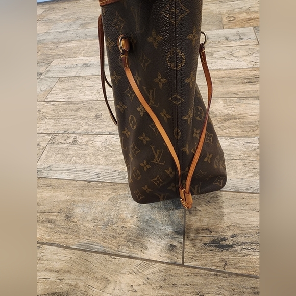 Louis Vuitton Neverfull MM Red Interior 
❤️ - Picture 8 of 16